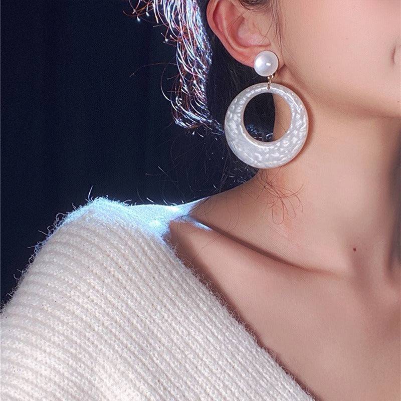 French retro cool style earrings S925 silver needle trendy exaggerated large ring earrings female acrylic art design - Hot fashionista